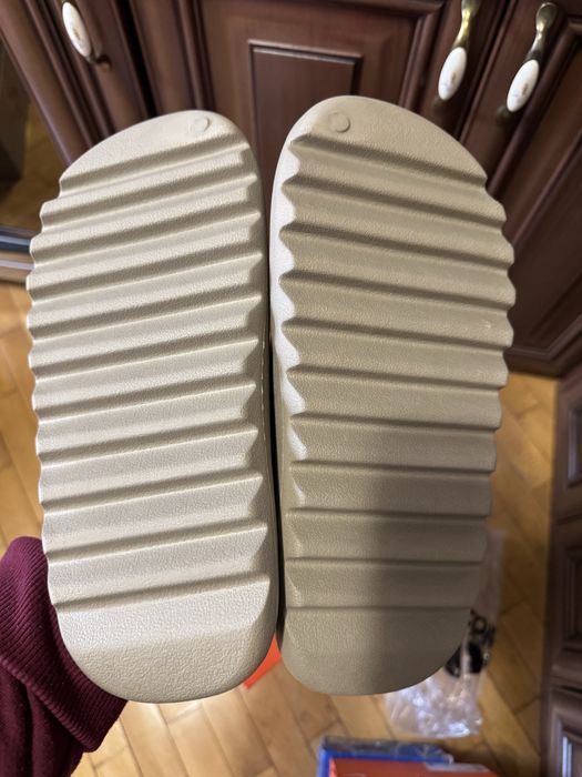 Продам нові тапочки/сланци Adidas Yeezy Slide.Розмір 41,42,42.5