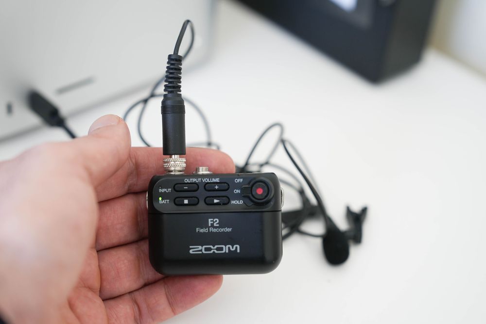 Gravador Zoom F2 + microfone lapela