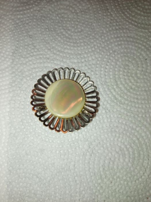 Broszka metal z masą perłową - stara biżuteria!