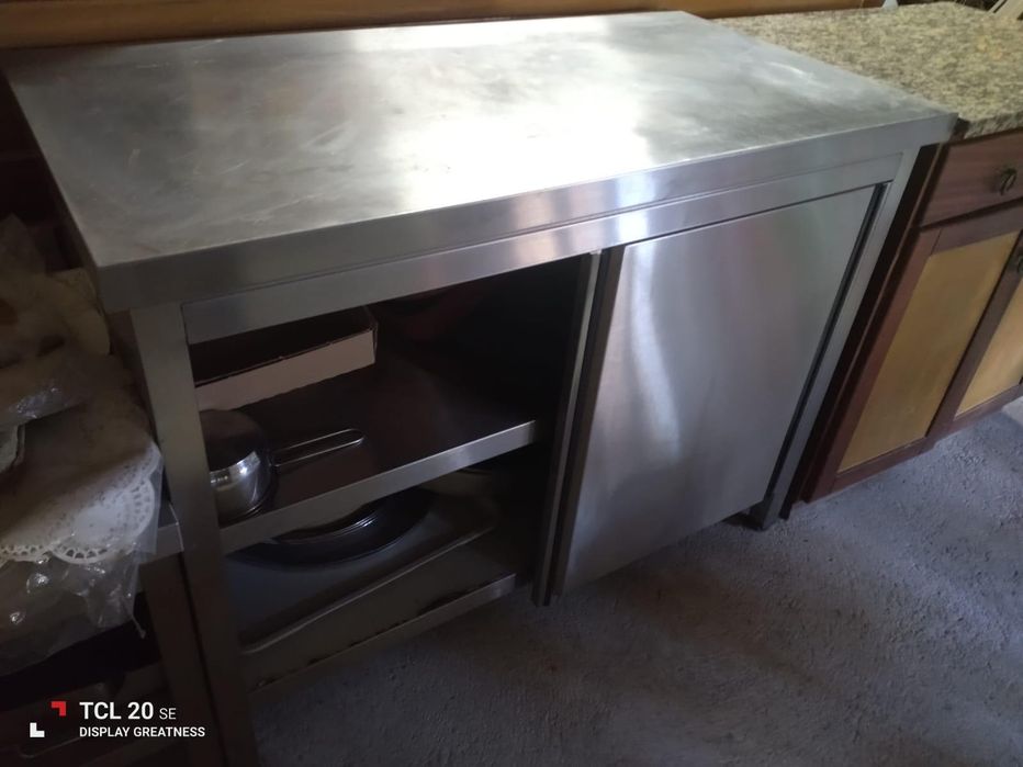 Móvel em Inox com Duas Portas de Correr