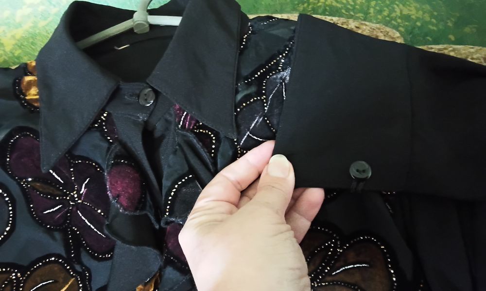 Сорочка жіноча класична на гудзичках спереду, на манжетах з гудзиками