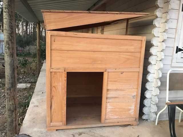 casa grande para cão em madeira de pinho feita por carpinteiro local