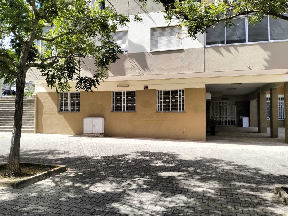 Duas lojas, em frente ao novo centro Cultural das Paivas