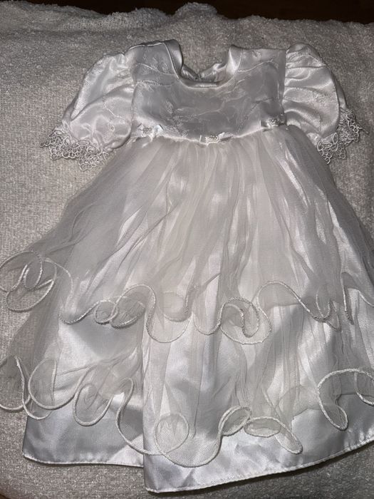 Niemowlęca sukienka na chrzest elegancka