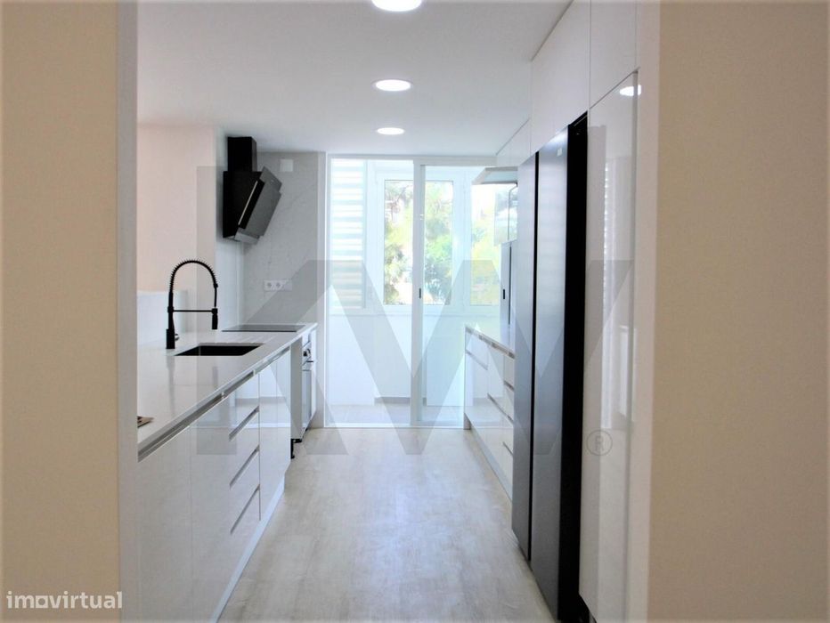 Apartamento T4 Remodelado a 4 min da Praia – Paço de Arcos