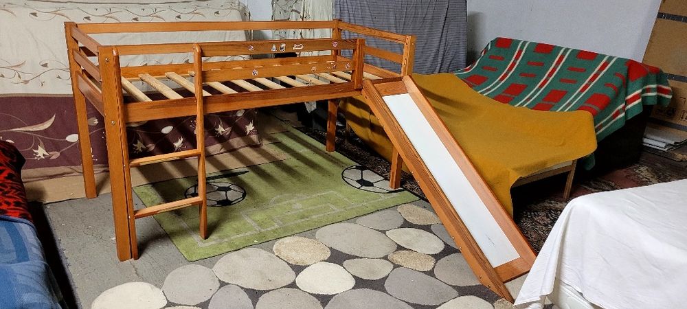 Łóżko drewniane z materacem.