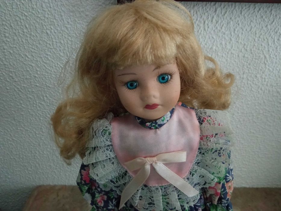 Linda boneca de porcelana