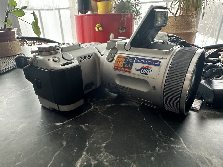 Aparat fotograficzny SONY DSC-F717