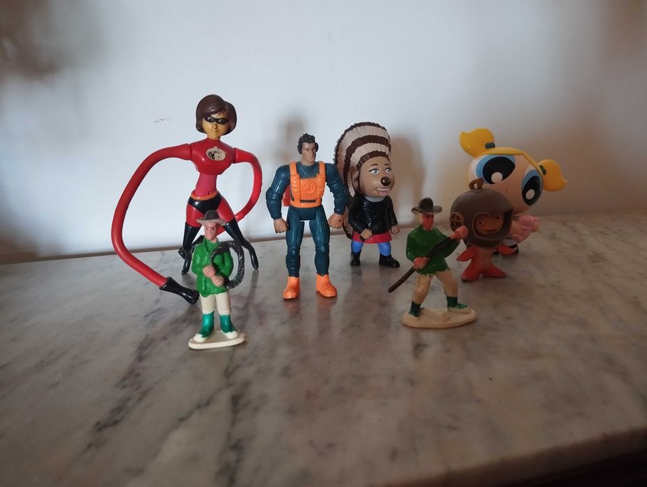 Lote de figuras colecionáveis.