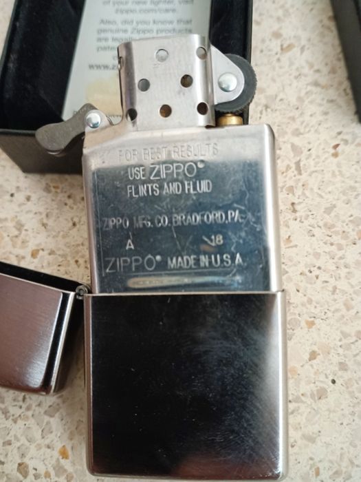 NOVO Isqueiro ZIPPO vintage original, completamente novo em caixa mais