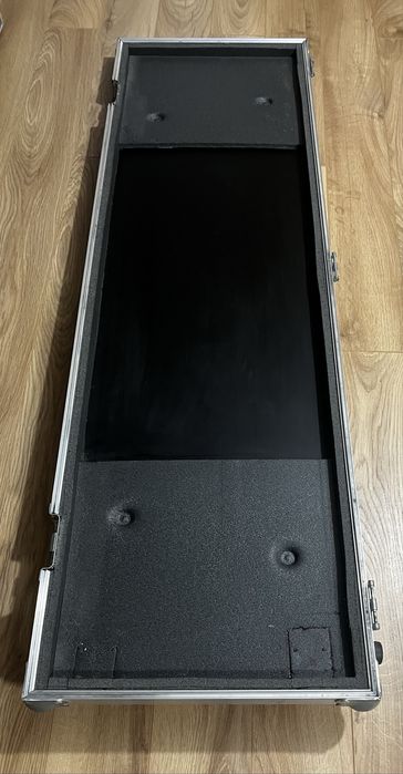 Case twardy instrument klawiszowy