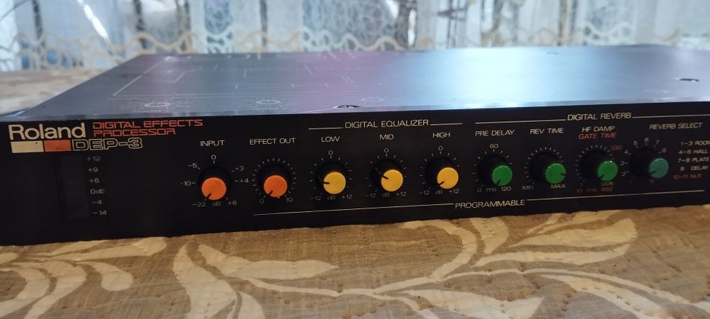 Ревербератор Roland DEP-3 Digital Effects Processor.