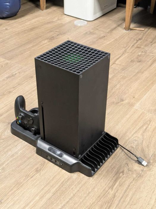 Xbox series X z dwoma padami i stacją dokującą | stan bardzo dobry
