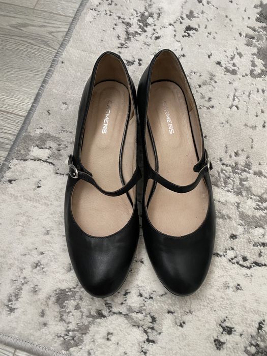 Продам шкіряні туфлі на низькому каблуці