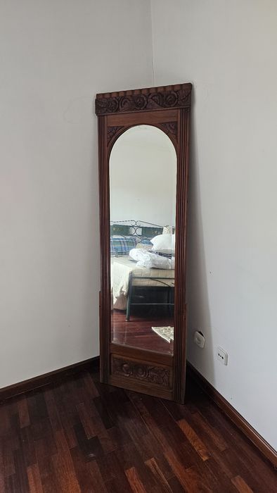 Espelho de pé em madeira maciça trabalhada 172x54