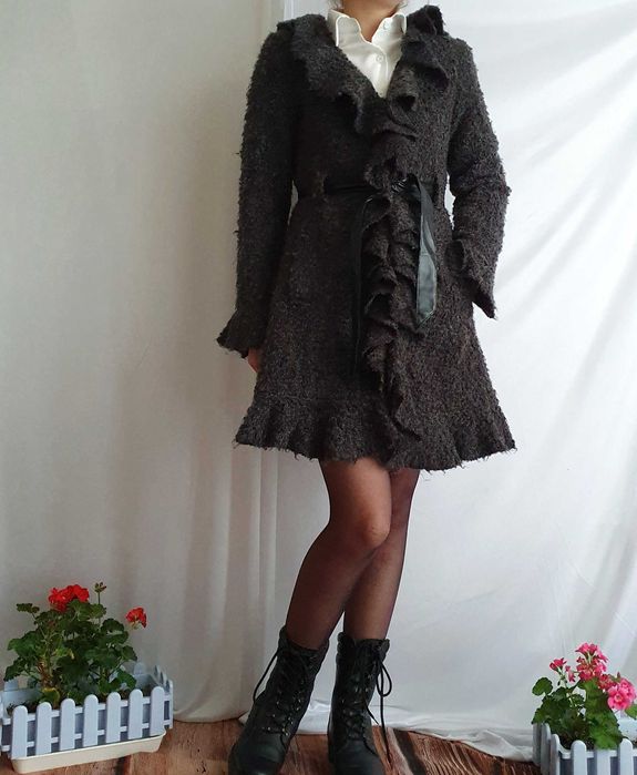 Płaszcz Włoski Damski Grafitowy M 38 Falbany Pasek z Wełną Donna