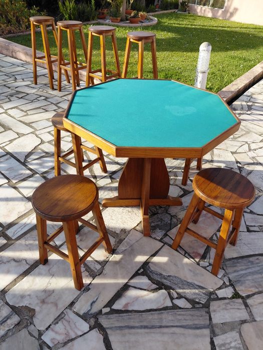 Mesa de jogo e bancos  + bancos altos de bar