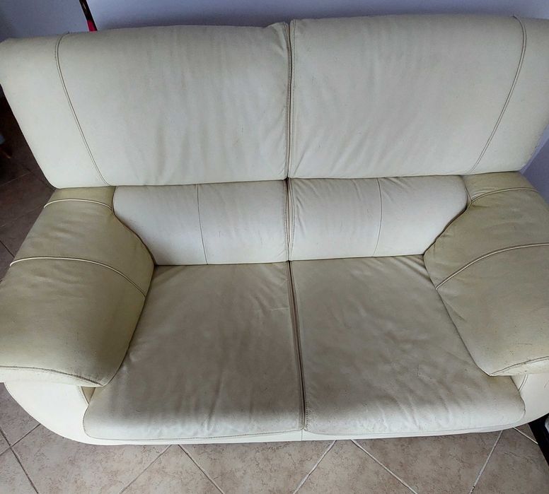 Sofá em pele cor clara