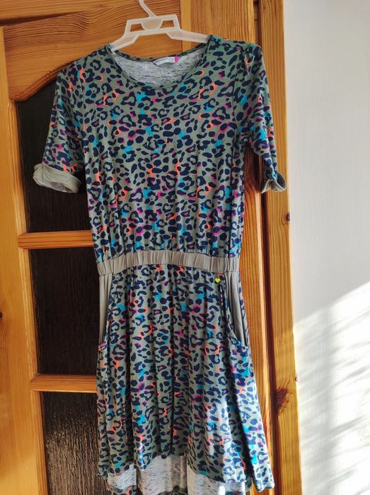 Sukienka khaki z gumką w pasie