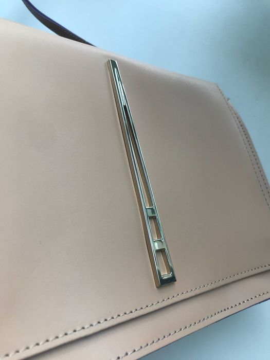 Beżowa torebka z fioletowymi detalami