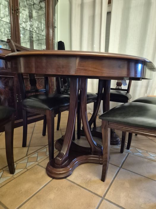 Conjunto cristaleira + mesa com 6 cadeiras em madeira