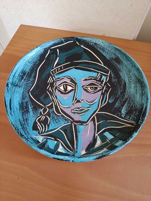 Prato pintado da autoria de Zé Augusto