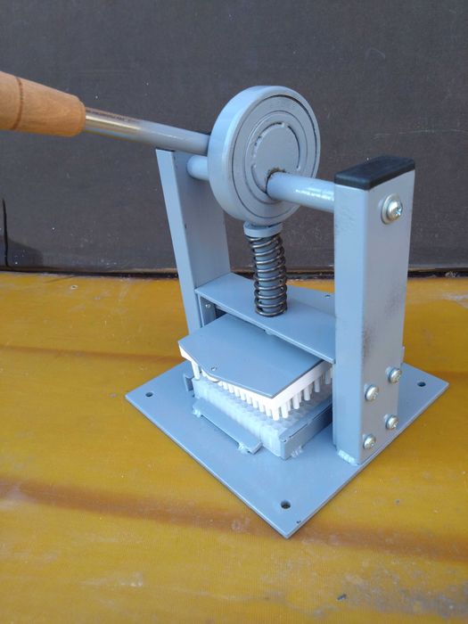 продаю ручной пресс для извлечения перги