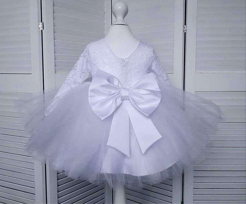 Очень красивое, пышное платье на годик белое