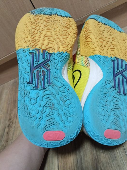 Спортивні кросівки