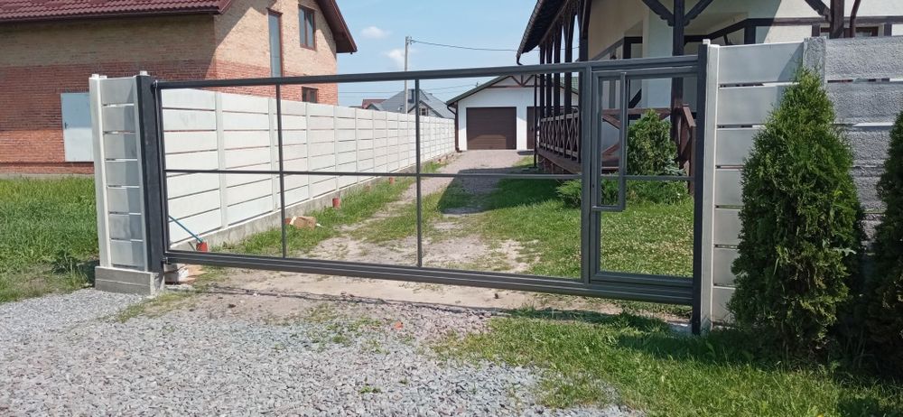 відкатні ворота з фірткою в середині