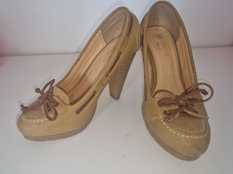 Sapatos de salto clássico