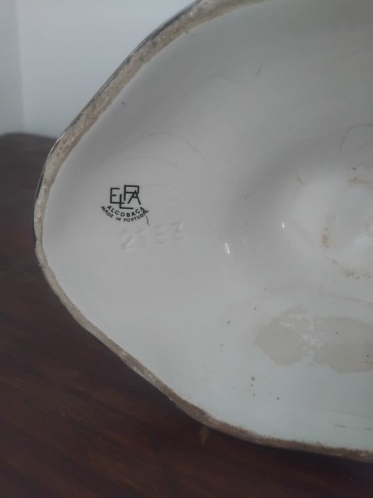 Jarrão grande vintage da ELPA Alcobaça, com figuras  relevo e dourados