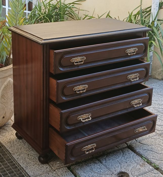 Vendo CÓMODA com 4 GAVETAS em madeira MACIÇA. Possibilidade de entrega