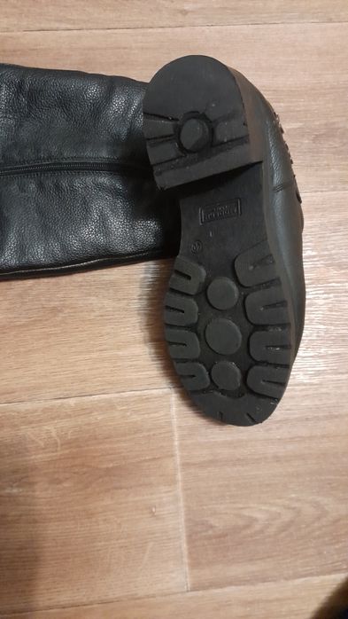 Продам жіночі зимові шкіряні чоботи.