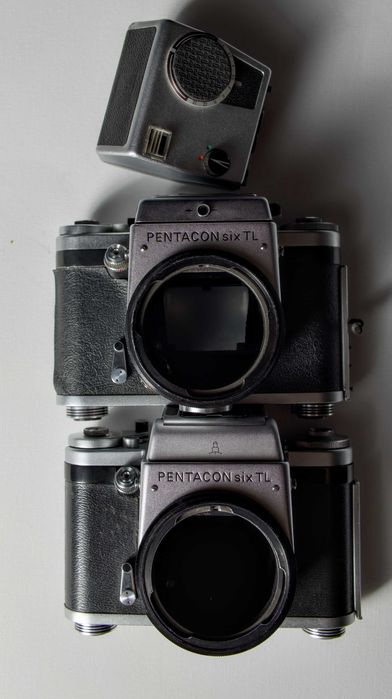 Pentacon SIX dwa uszkodzone aparaty i pryzmat.
