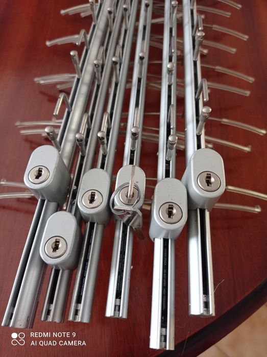 Urgent: Eyeglass Display Stands for Sale – Must Be Cleared Immediately64738871003009122