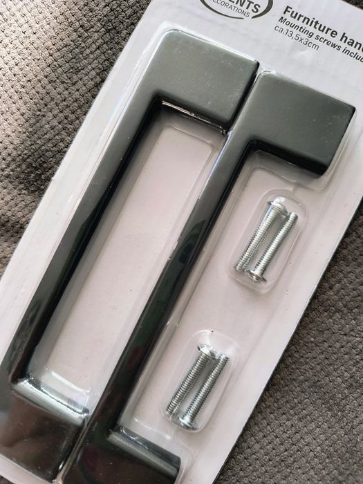 Uchwyt meblowy ze śrubami montażowymi