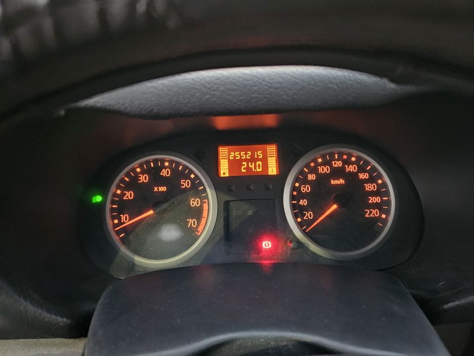 Renault Clio II 1.2 gasolina, nacional, de 2004.