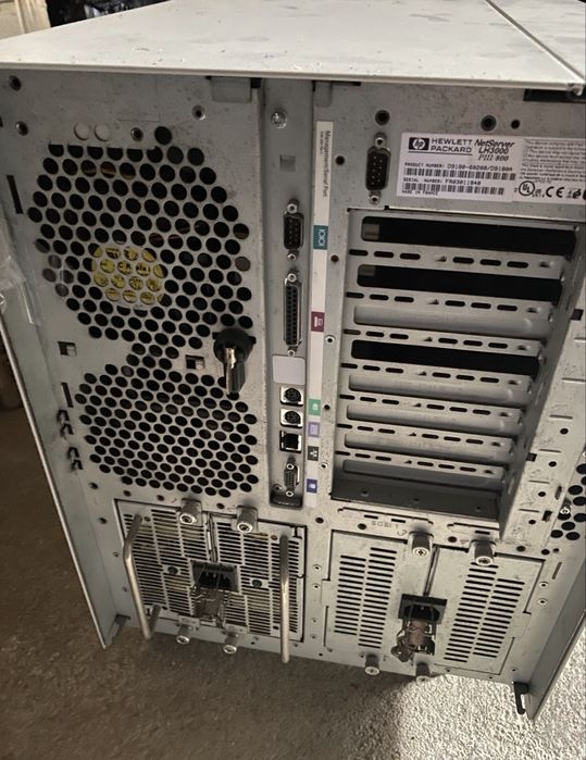 Servidor HP NetServer 3000 com monitor