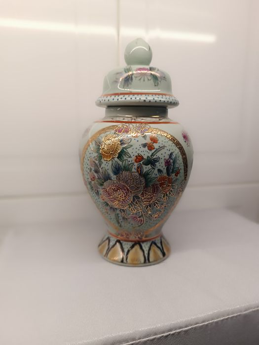 Pote com Tampa em Porcelana Pintada – Estilo Oriental – 29 cm