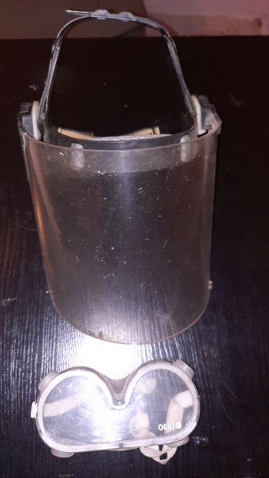 Osłona twarzy lekka i nie paruje regulacja kąta , super praktyczne do