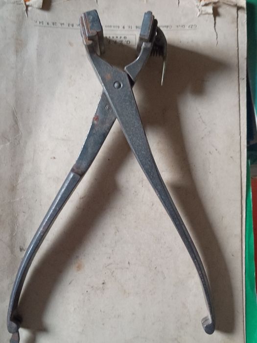 Zabytkowe, sygnowane cęgi rymarskie, kaletnicze, stare narzędzia.