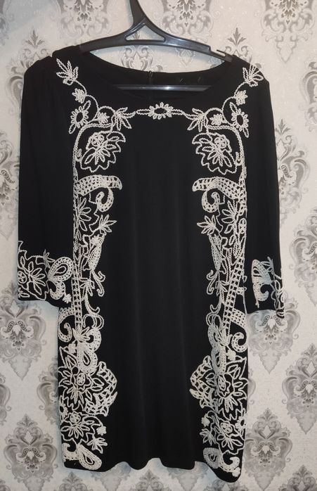 Чорне плаття з вишивкою.