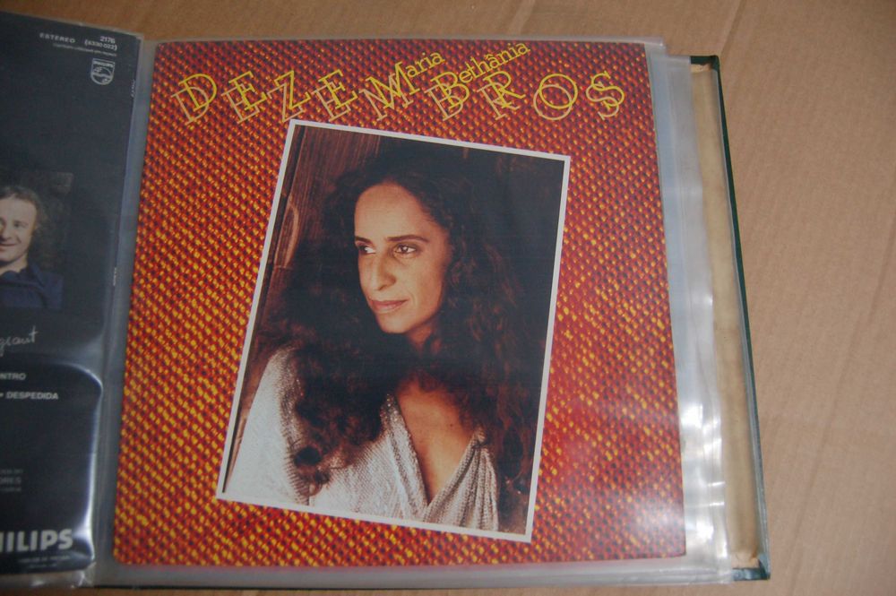 Discos de vinil de vários artistas famosos, alguns muito antigos.