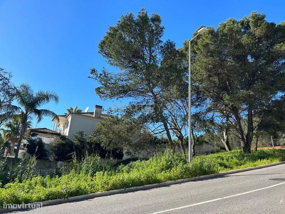 Sesimbra: terreno urbano (739m2) para moradia (591m2)