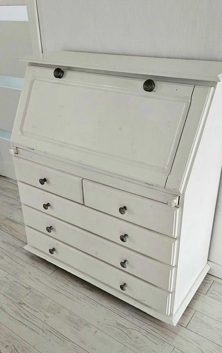 Drewniany prowansalski sekretarzyk Ikea