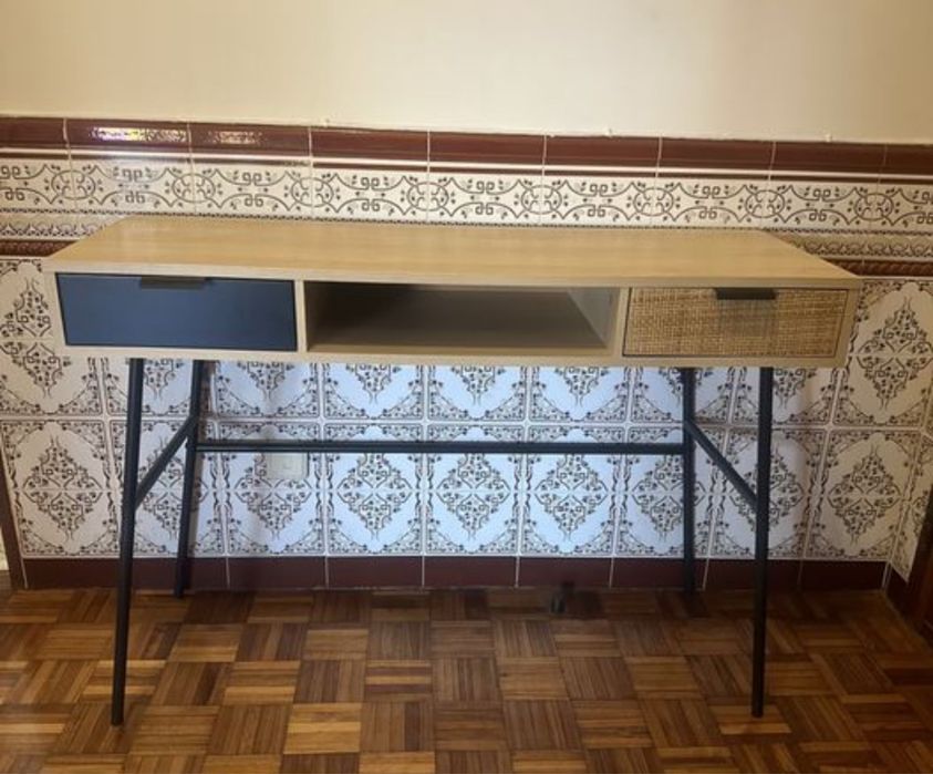Mesa de entrada ou sala em madeira e preto