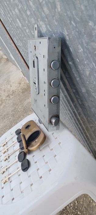 Vendo esta fechadura