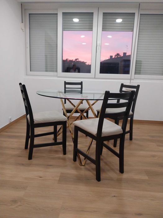 Mesa de vidro  e 6 cadeiras 1.20 cm