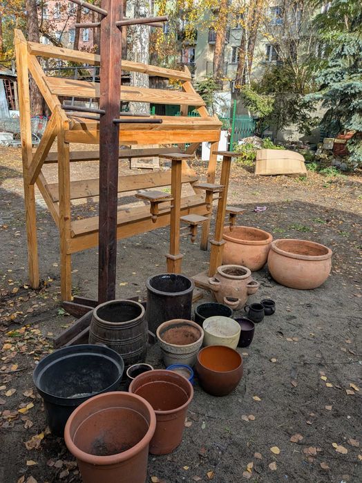 Donice gliniane /ceramiczne/plastikowe oraz ,kwietniki,wieszak ,regał